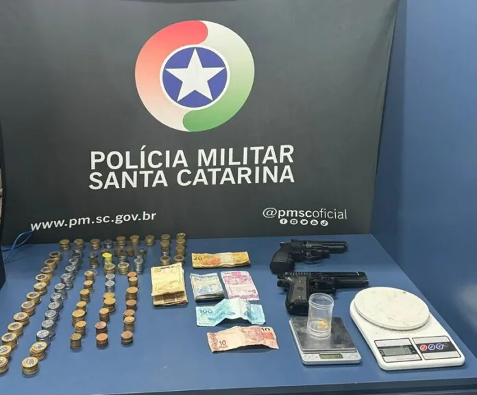 Operações da Polícia Militar resultam em três prisões por tráfico de drogas