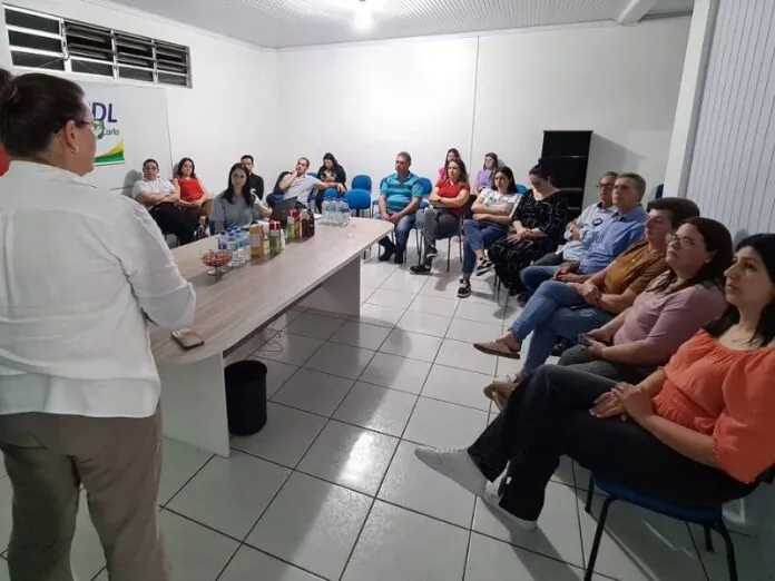 Candidatos a prefeito de Monte Carlo recebem cartilha Voz Única da ACIAF