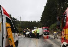 Carro invade a contramão e bate em ambulância de cidade do Oeste