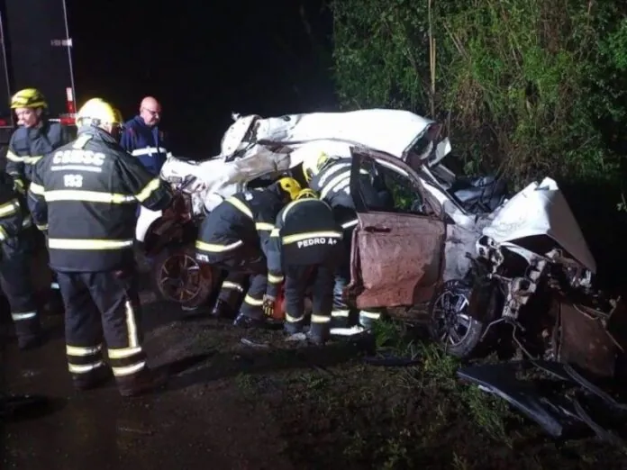 Tragédia na BR-282: Colisão entre carreta e carro deixa três mortos