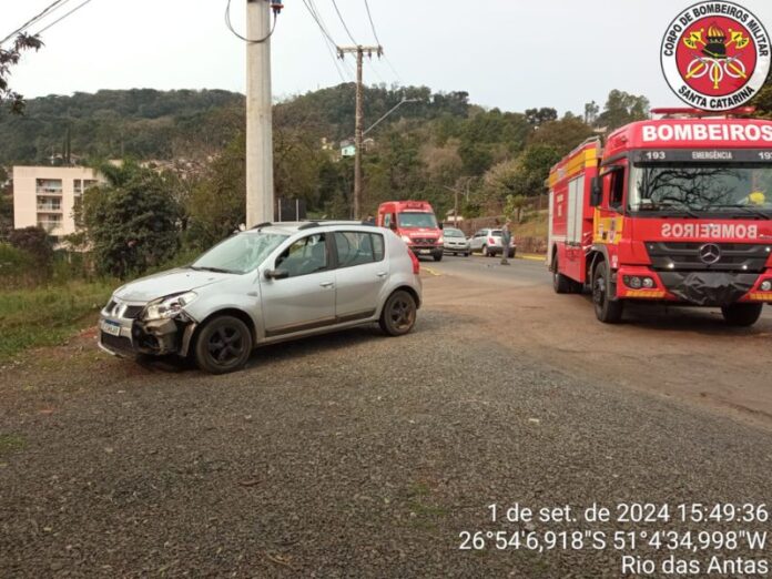 Acidente entre carro e moto deixa dois feridos