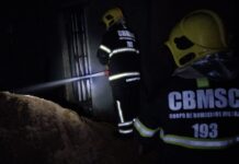 Bombeiros combatem incêndio em barracão de secagem de madeira em Curitibanos