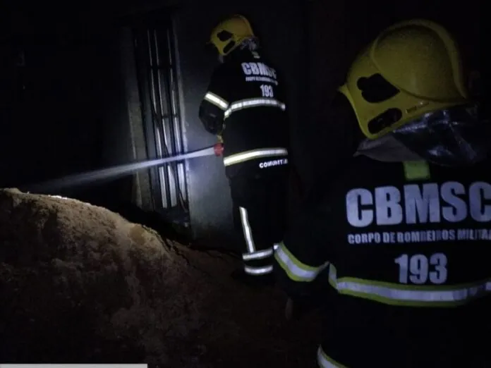 Bombeiros combate incêndio em barracão de madeira em Curitibanos