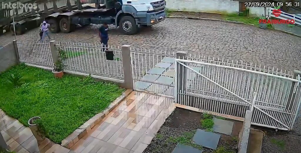 Criança se assusta com cachorro e é atropelada por caminhão