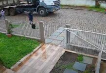 Criança se assusta com cachorro e é atropelada por caminhão