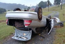 Veículo capota e ninguém é encontrado