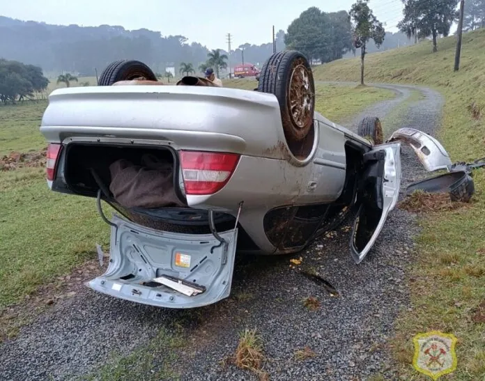 Veículo capota e ninguém é encontrado