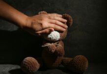 Médico é condenado por armazenar pornografia infantil e gravar pacientes