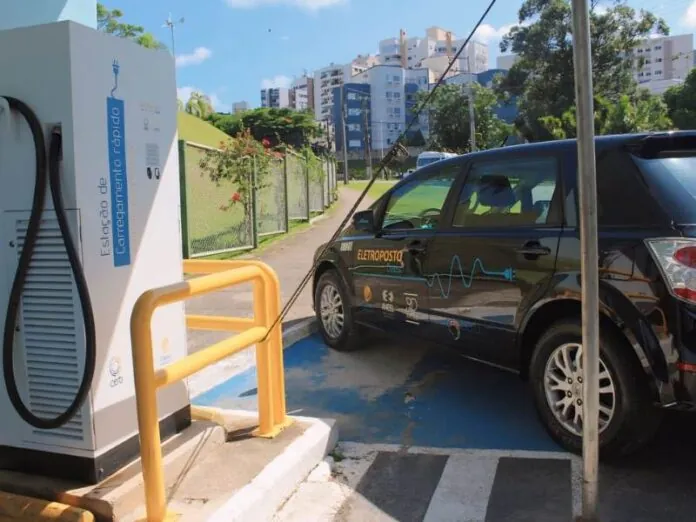 Celesc passa a cobrar recarga de veículos elétricos em suas estações