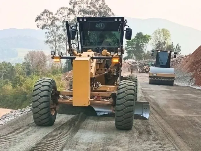 SC-465 entre Macieira e Arroio Trinta recebe primeira camada de asfalto