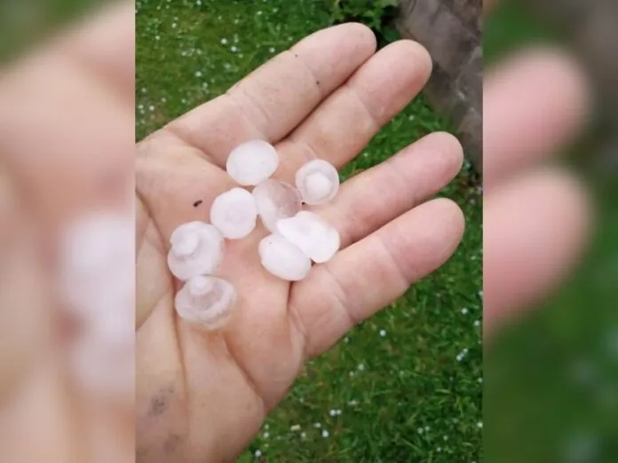 Chuva de granizo atinge Fraiburgo na manhã desta sexta-feira