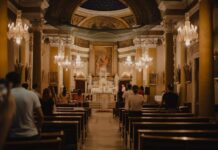 Idosa é proibida de frequentar igreja por dívida de dízimo em SC