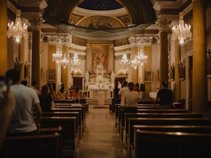 Idosa é proibida de frequentar igreja por dívida de dízimo em SC