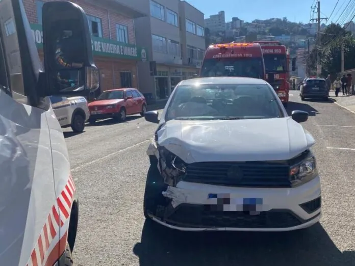 Colisão entre dois veículos deixa idoso ferido em Videira