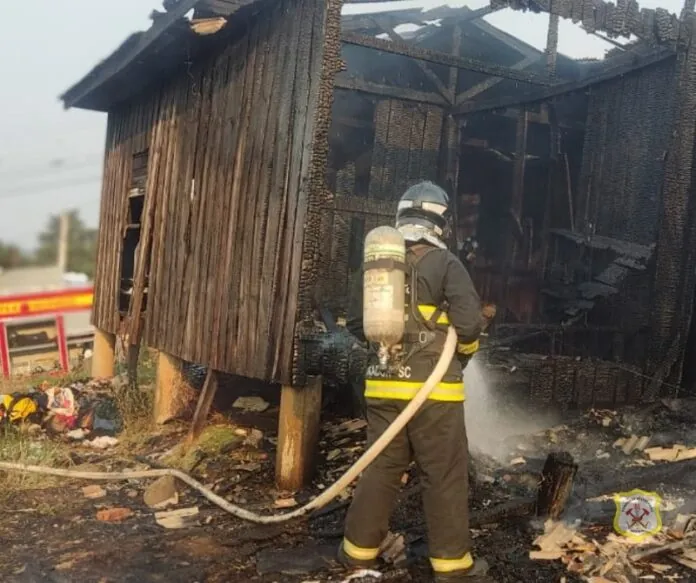 Queima de lixo provoca incêndio em duas casas