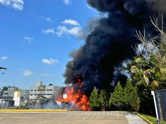 Incêndio de grande proporção atinge indústria em SC