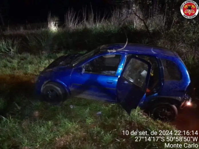 Motorista foge após capotamento em Monte Carlo