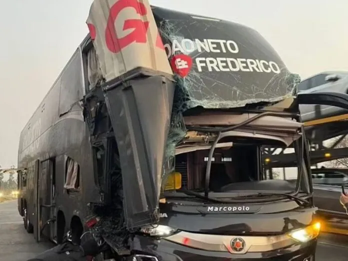 Ônibus da dupla João Neto & Frederico sofre acidente