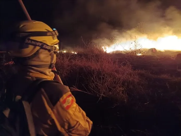 Bombeiros de Santa Catarina completam cinco dias de combate às chamas