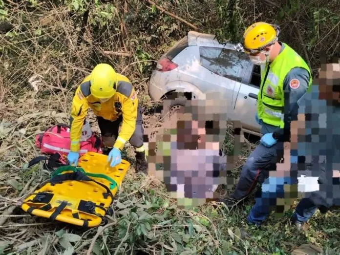 Carro cai em ribanceira de 5 metros e mulher fica ferida