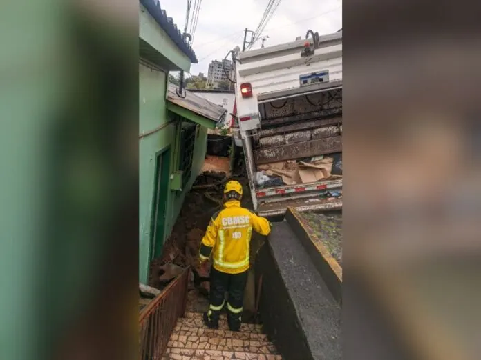 Rua desmorona e caminhão quase cai sobre casa