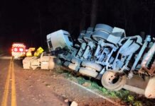 Acidente com carreta interrompe tráfego na rodovia de Salto Veloso