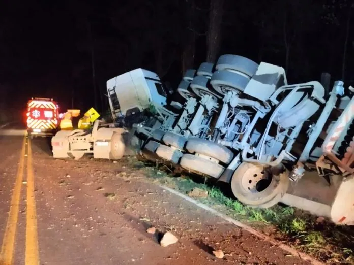 Acidente com carreta interrompe tráfego na rodovia de Salto Veloso