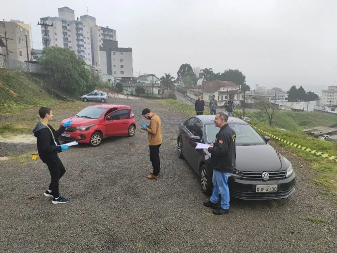 Simulação de cena de crime é realizada por acadêmicos