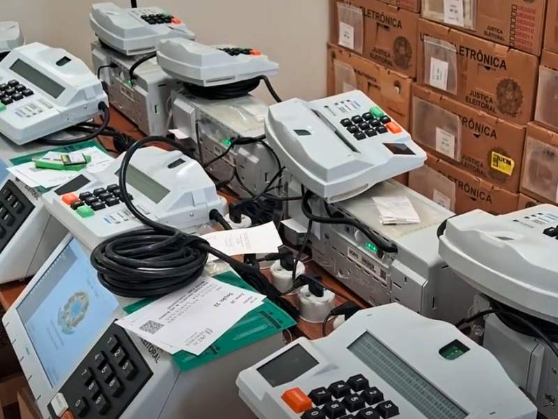Urnas eletrônicas são configuradas em Videira