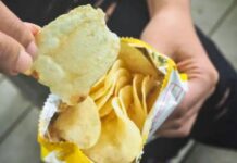 Candidata a vereadora é notificada por distribuição de salgadinho