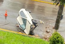 Carro despenca de barranco e bate em poste ficando destruído
