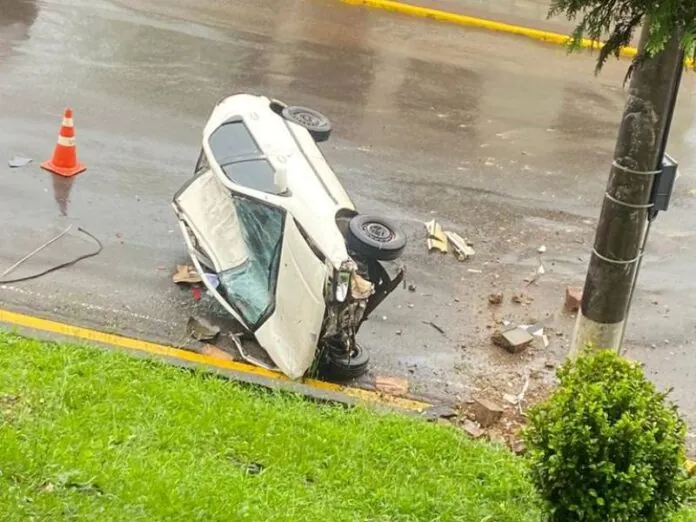 Carro despanca de barranco e bate em poste ficando destruído (1)