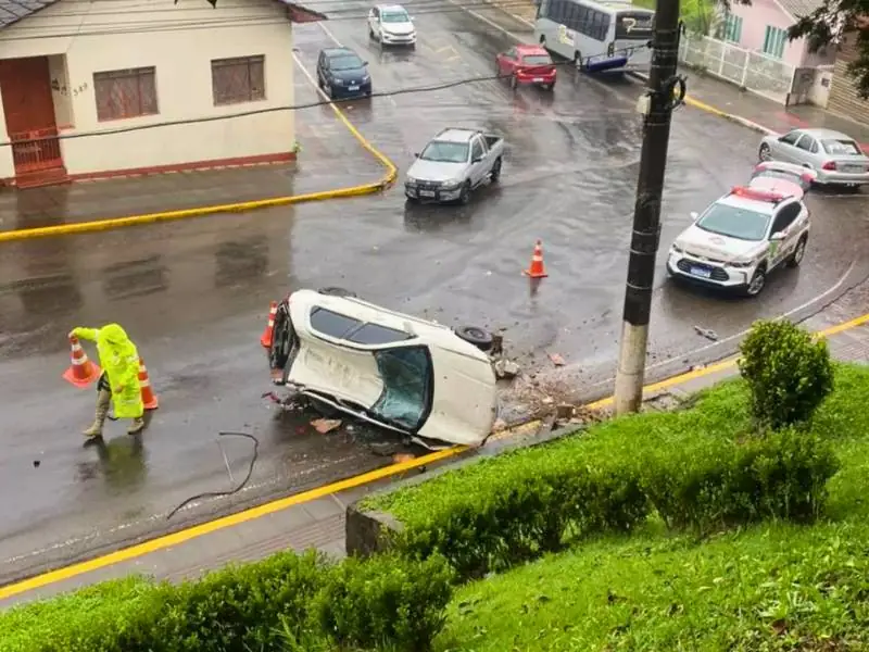 Carro despanca de barranco e bate em poste ficando destruído