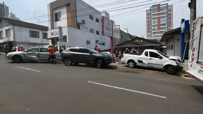 Acidente no centro de Caçador envolve três carros