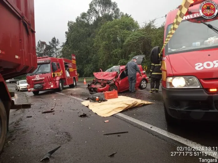 Motorista fica preso às ferragens e outro passa mal depois do acidente