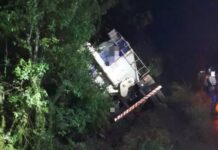 Bombeiros resgatam motorista encarcerado em caminhão na BR-470