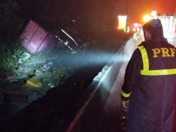 Acidente em rodovia mata nove pessoas de equipe de remo