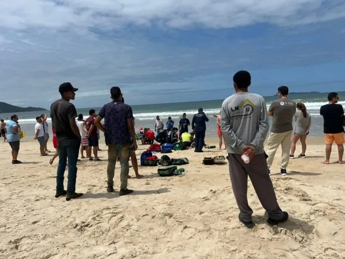 Seguem as buscas pelo menino desaparecido no mar de Bombinhas