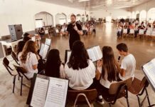 Músicos do Contestado se apresentam para crianças em Videira