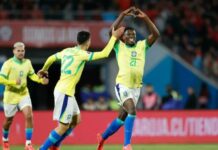 Brasil vira sobre o Chile no último minuto e sobe na tabela