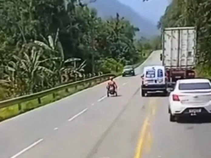 Homem em cadeira de rodas é flagrado podando veículos em rodovia de SC