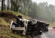 Caminhão tomba e motorista fica ferido na SC-135