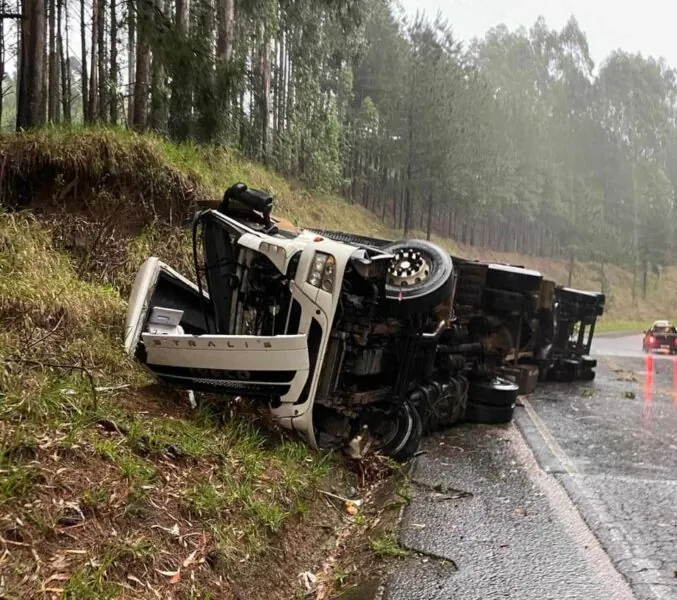 Caminhão tomba e motorista fica ferido na SC-135