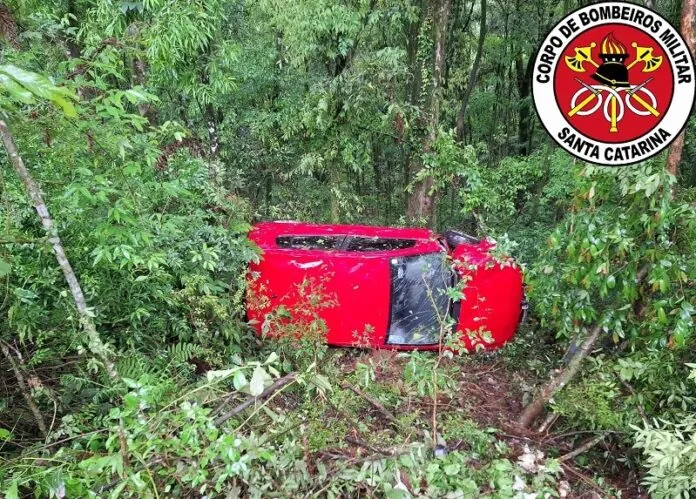 Capotamento deixa três feridos em Pinheiro Preto