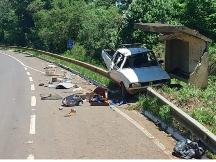 Pampa capota na SC-135, condutor foge e passageiro fica ferido