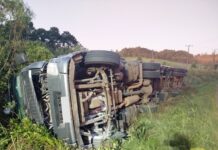 Carreta tomba na SC-350 em Macieira