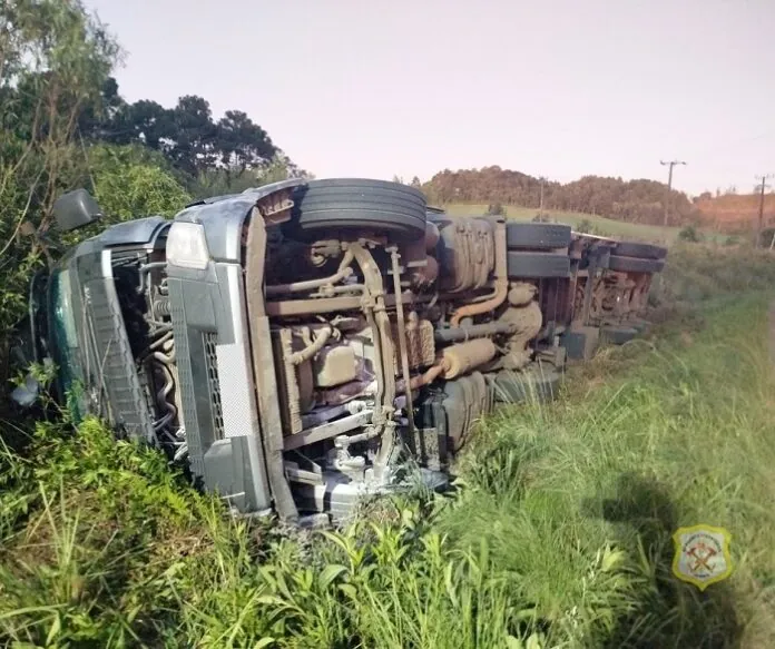 Carreta tomba na SC-350 em Macieira