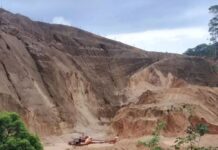 Carro com pai e filha cai em ribanceira de 15 metros; pai morre no acidente