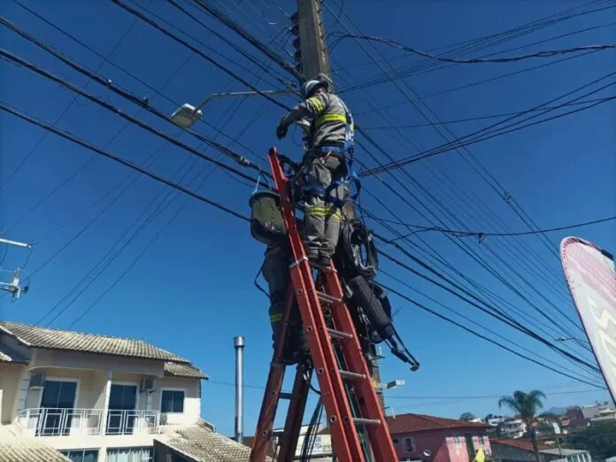 Fiação em dia e postes organizados geram redução na conta de luz em SC