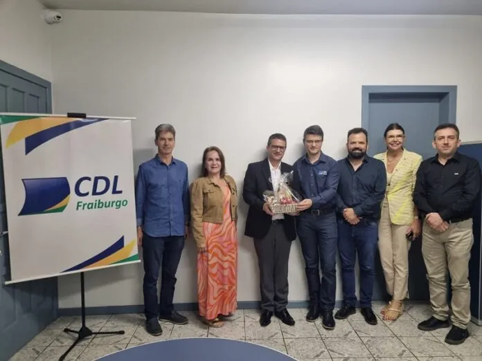 Diretores da CDL Caçador participam de reunião distrital